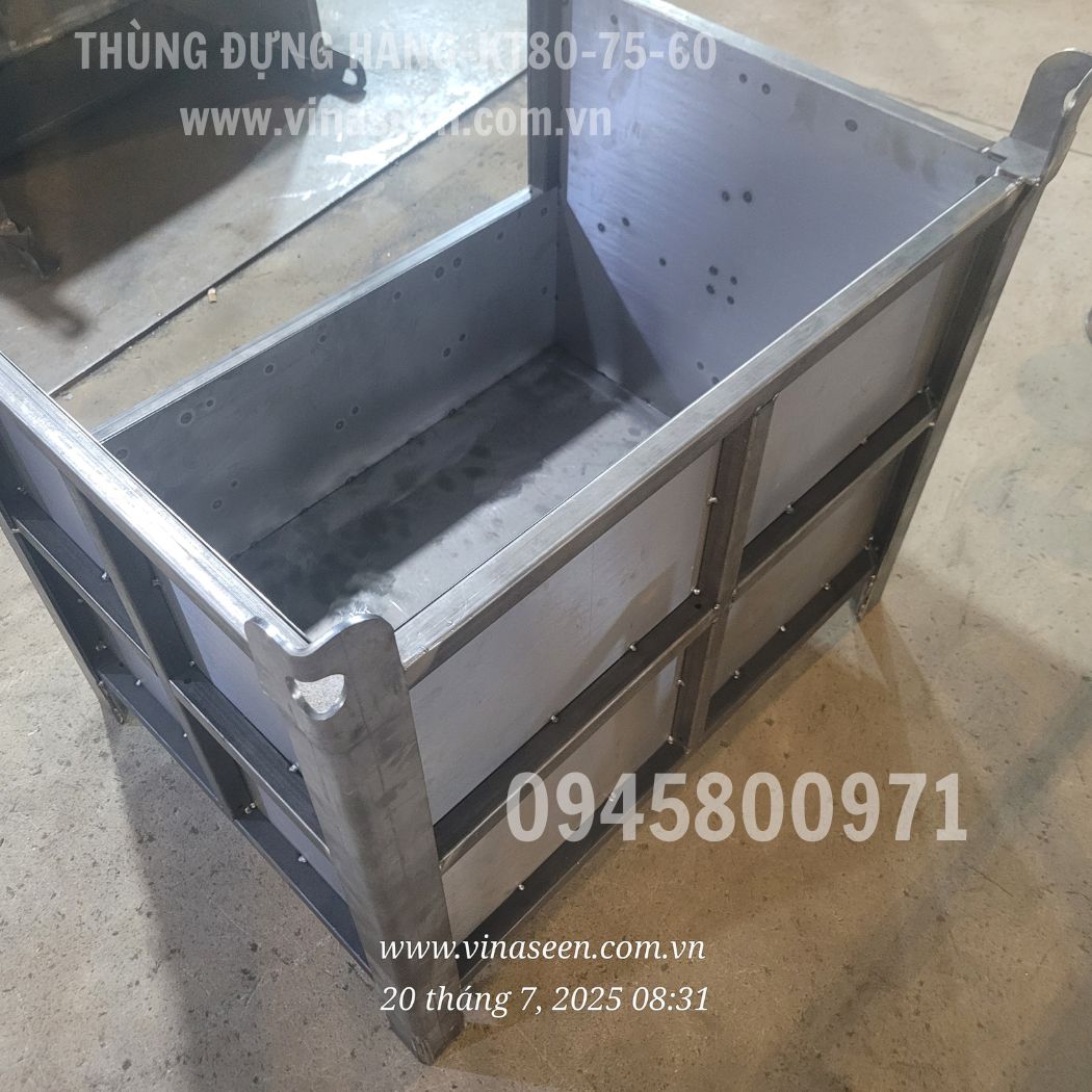 Thùng đựng hàng, vật tư, vật liệu trong nhà xưởng.