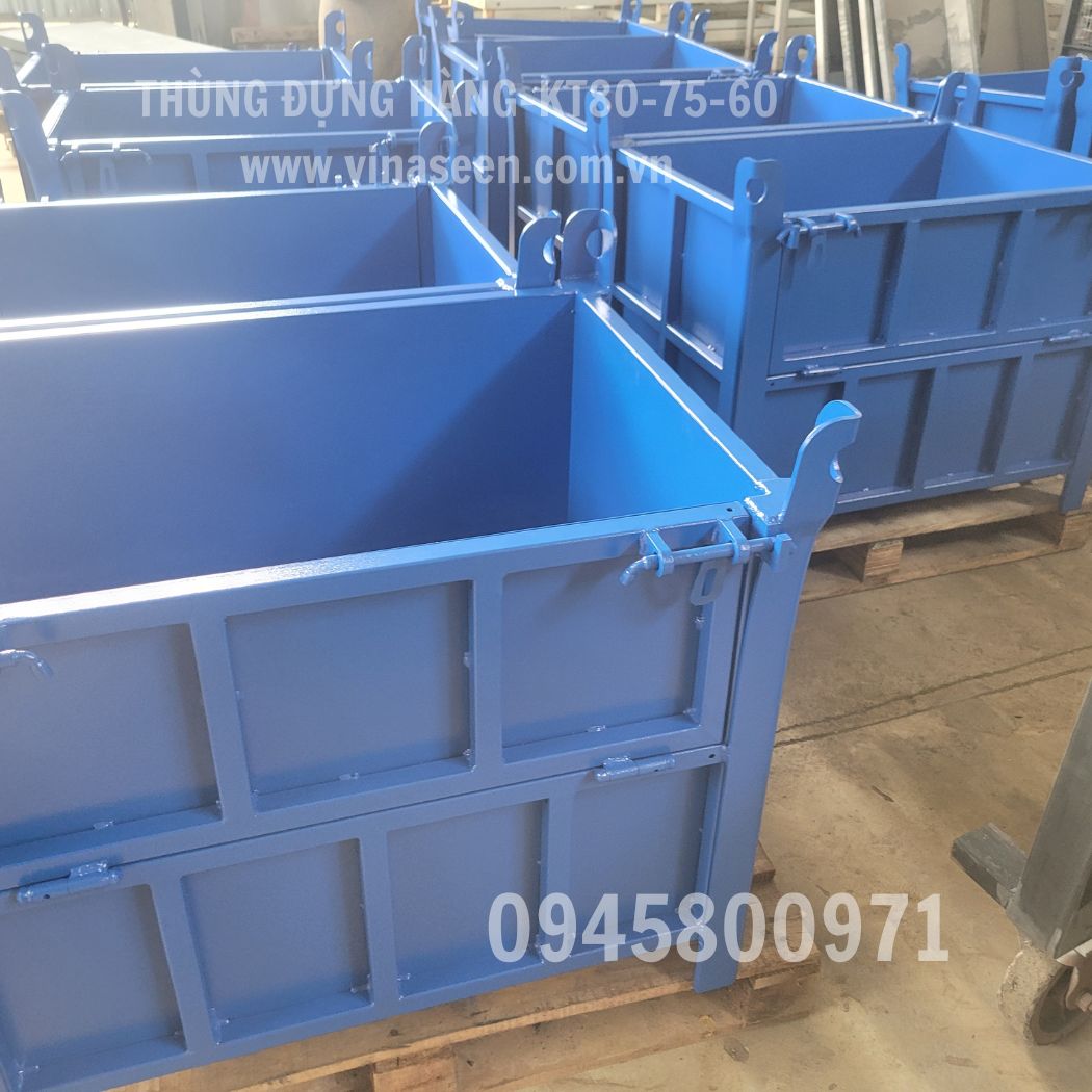 Thùng đựng hàng, vật tư, vật liệu trong nhà xưởng.
