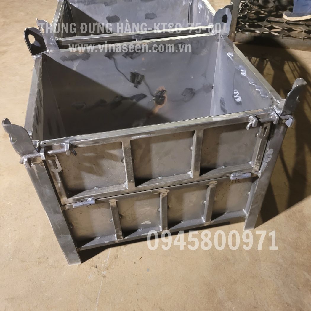 Thùng đựng hàng, vật tư, vật liệu trong nhà xưởng.