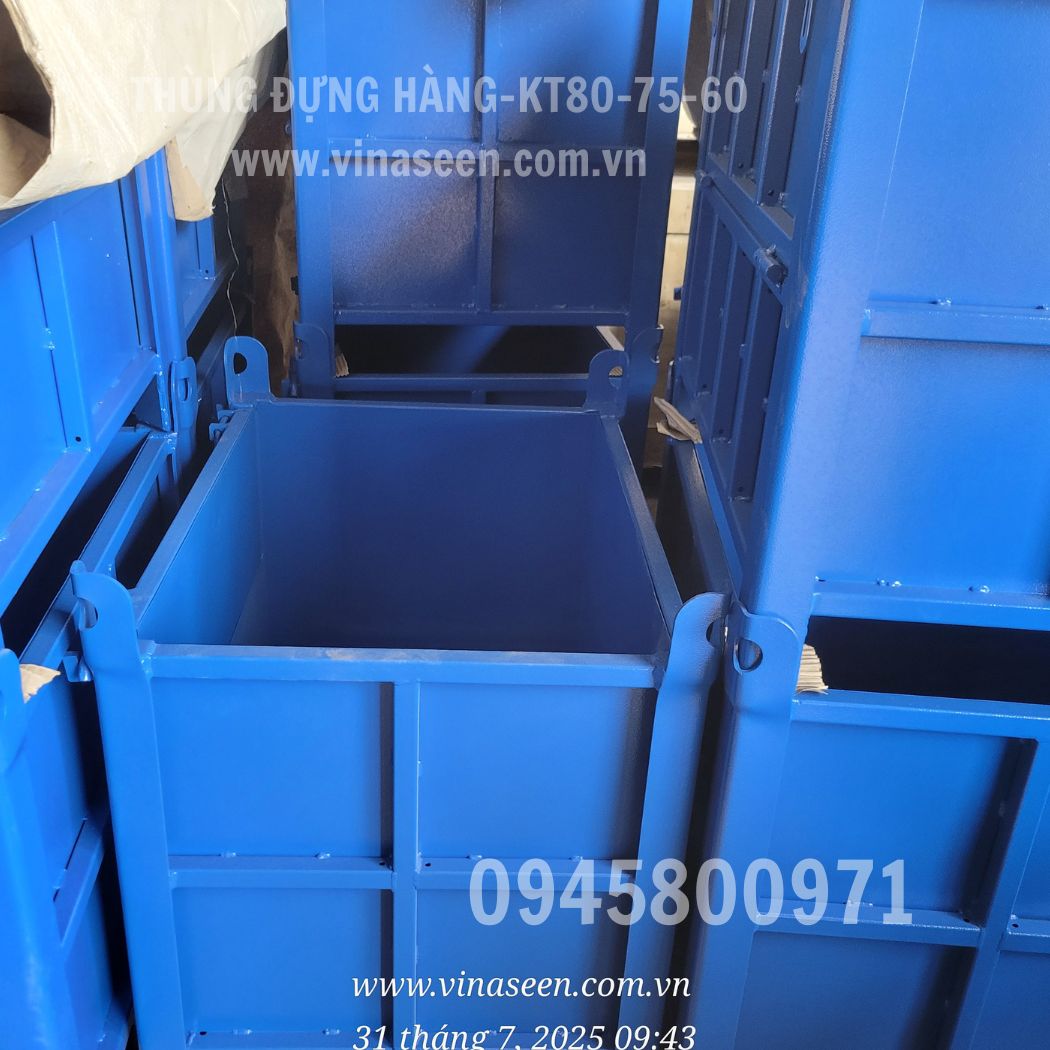 Thùng đựng hàng, vật tư, vật liệu trong nhà xưởng.