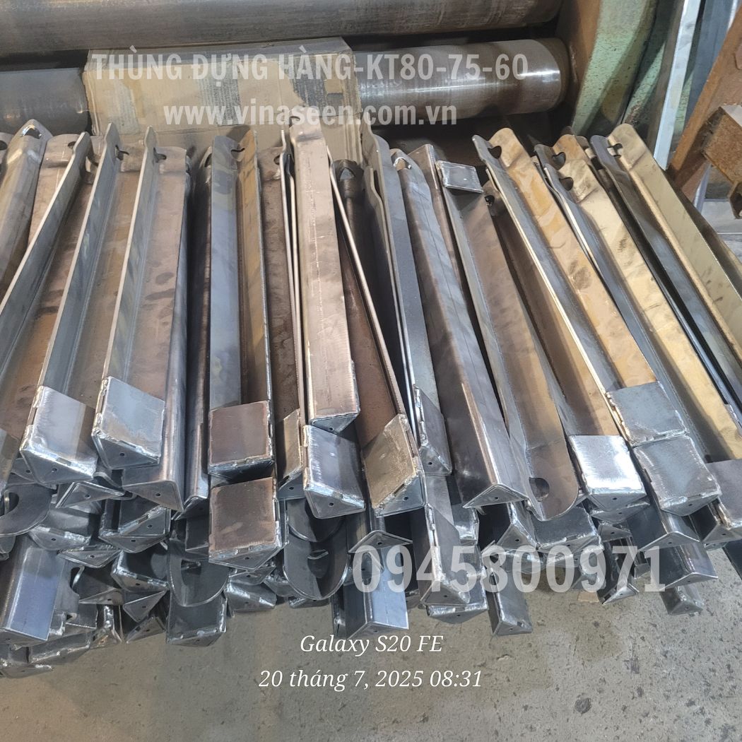 Thùng đựng hàng, vật tư, vật liệu trong nhà xưởng.