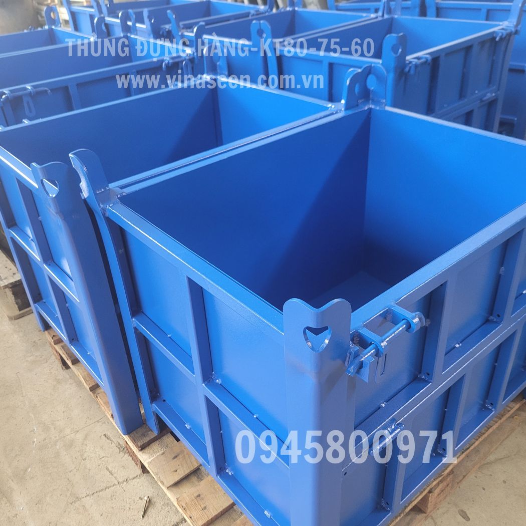 Thùng đựng hàng, vật tư, vật liệu trong nhà xưởng.