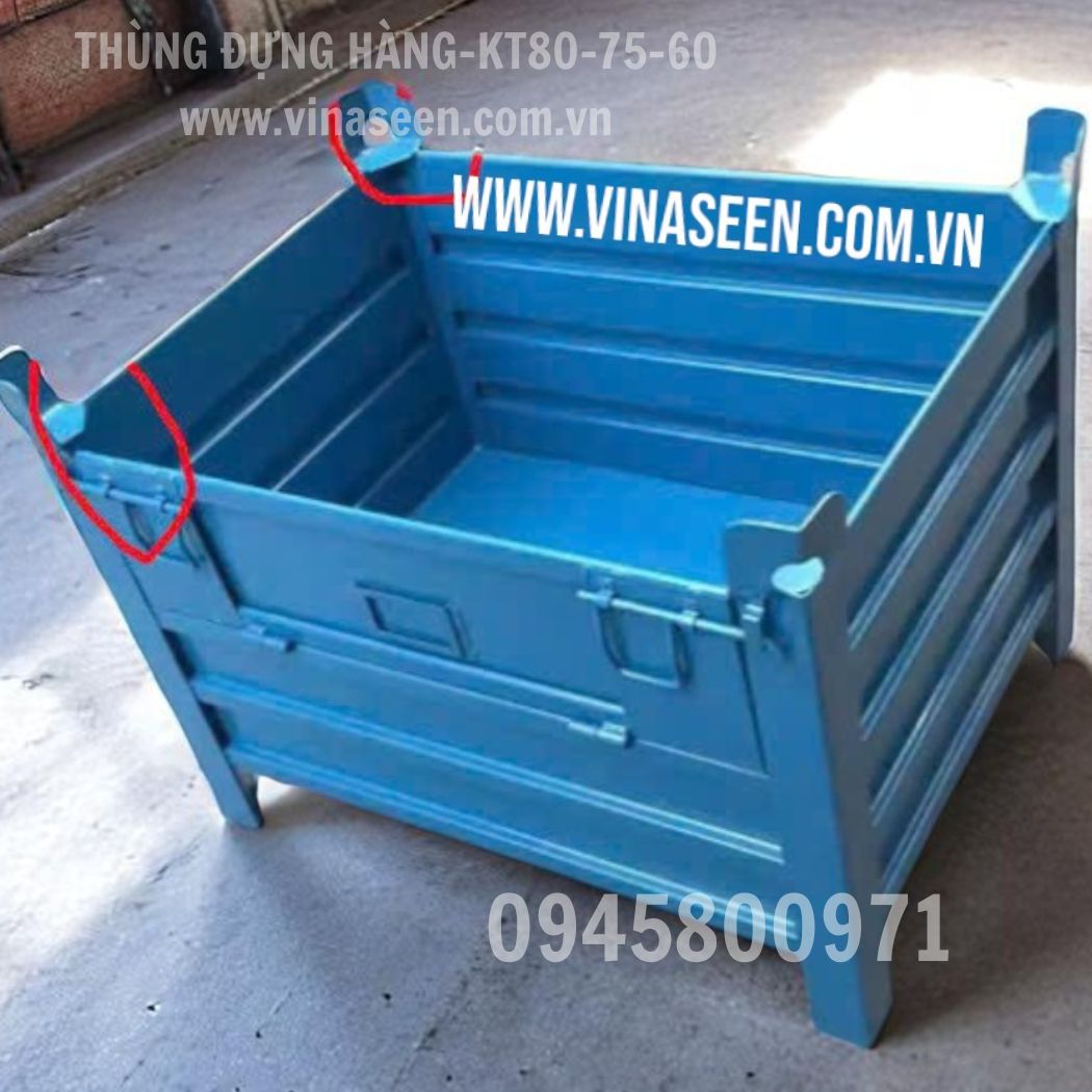 Thùng đựng hàng, vật tư, vật liệu trong nhà xưởng.