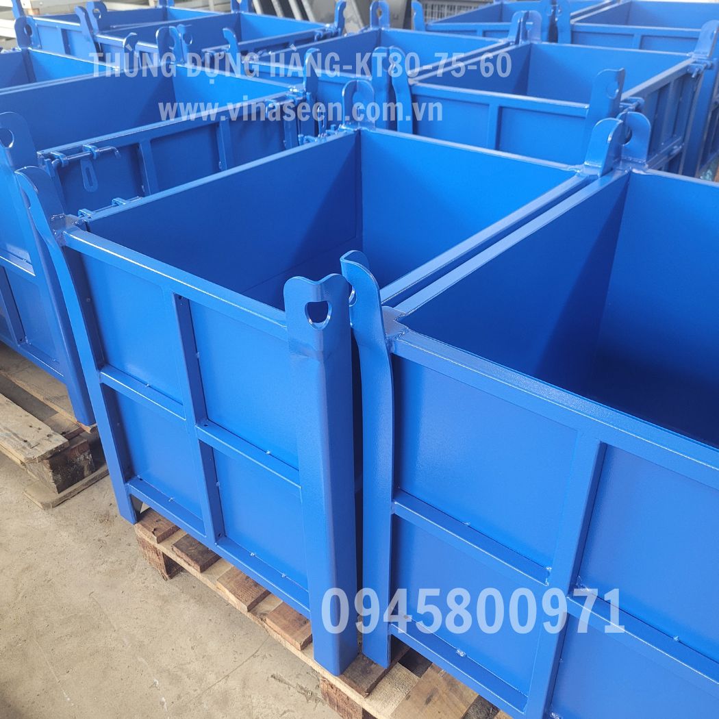 Thùng đựng hàng, vật tư, vật liệu trong nhà xưởng.
