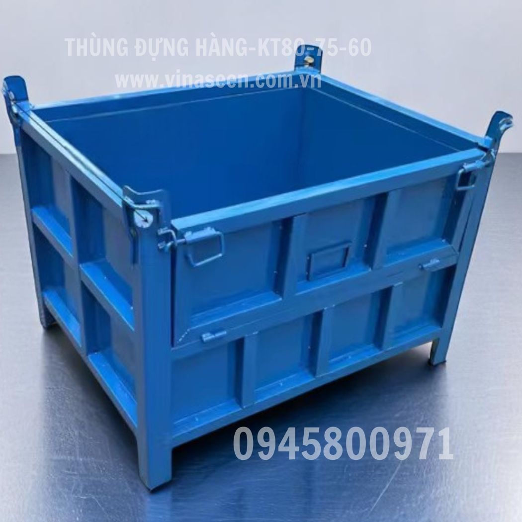 Thùng đựng hàng, vật tư, vật liệu trong nhà xưởng.