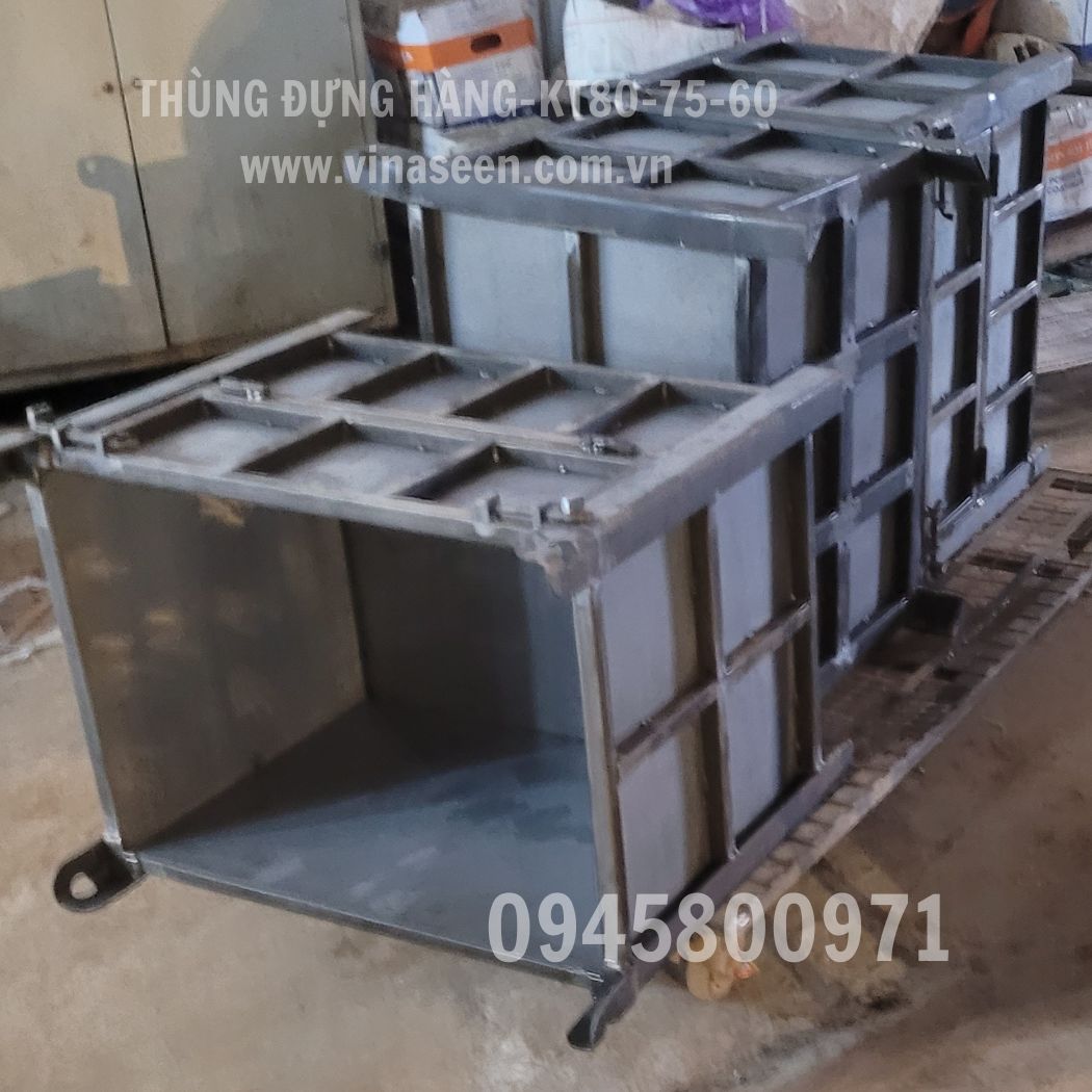 Thùng đựng hàng, vật tư, vật liệu trong nhà xưởng.