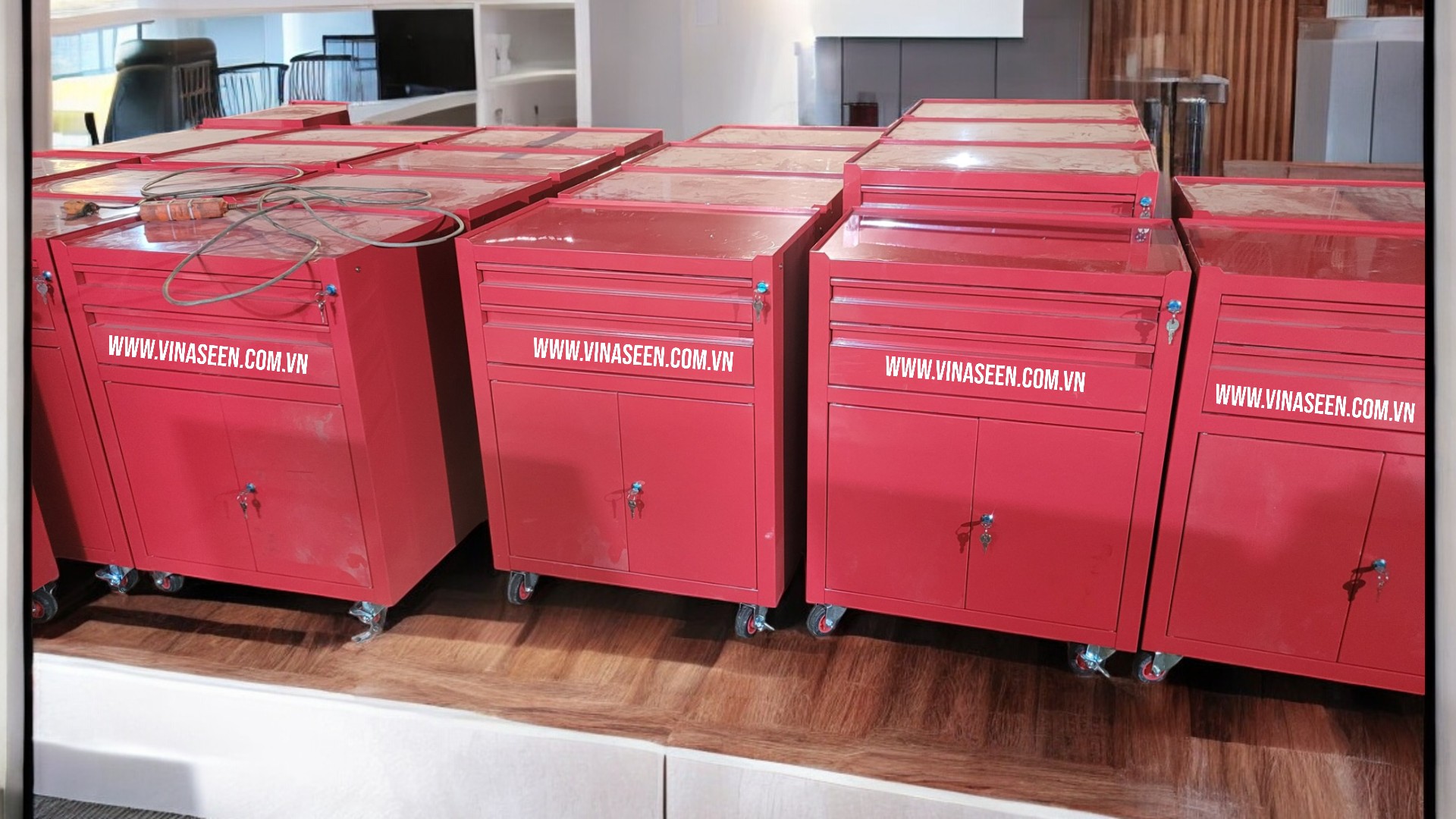 Tủ đựng dụng cụ đồ nghề 2 ngăn kéo 2 cánh, có bánh xe di chuyển.