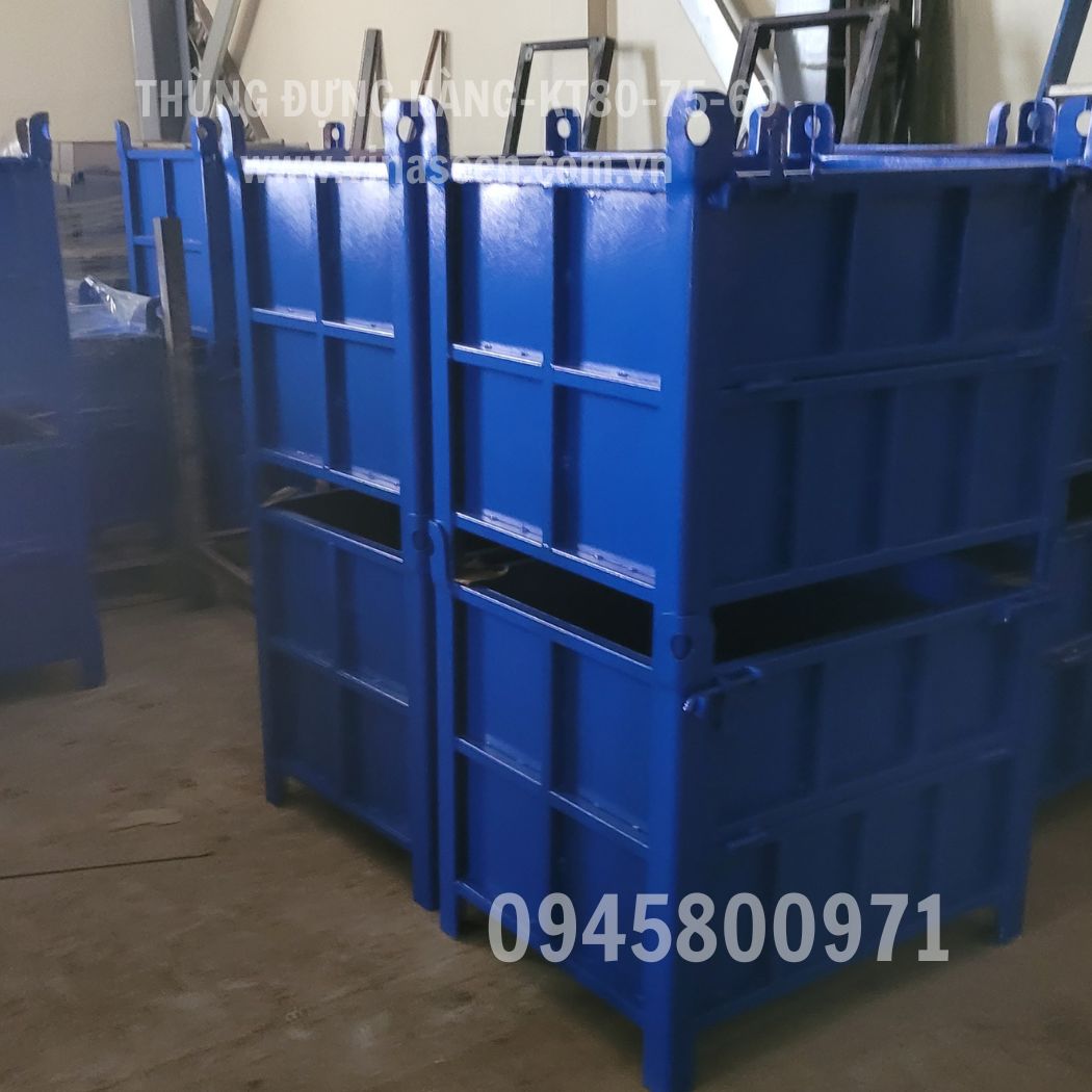 Thùng đựng hàng, vật tư, vật liệu trong nhà xưởng.